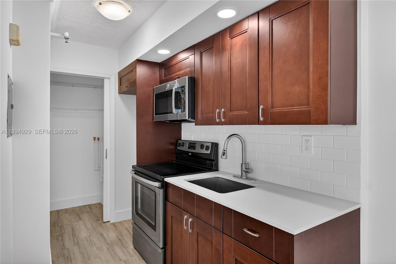 ISLANDER CONDO APTS - Residential Lease
