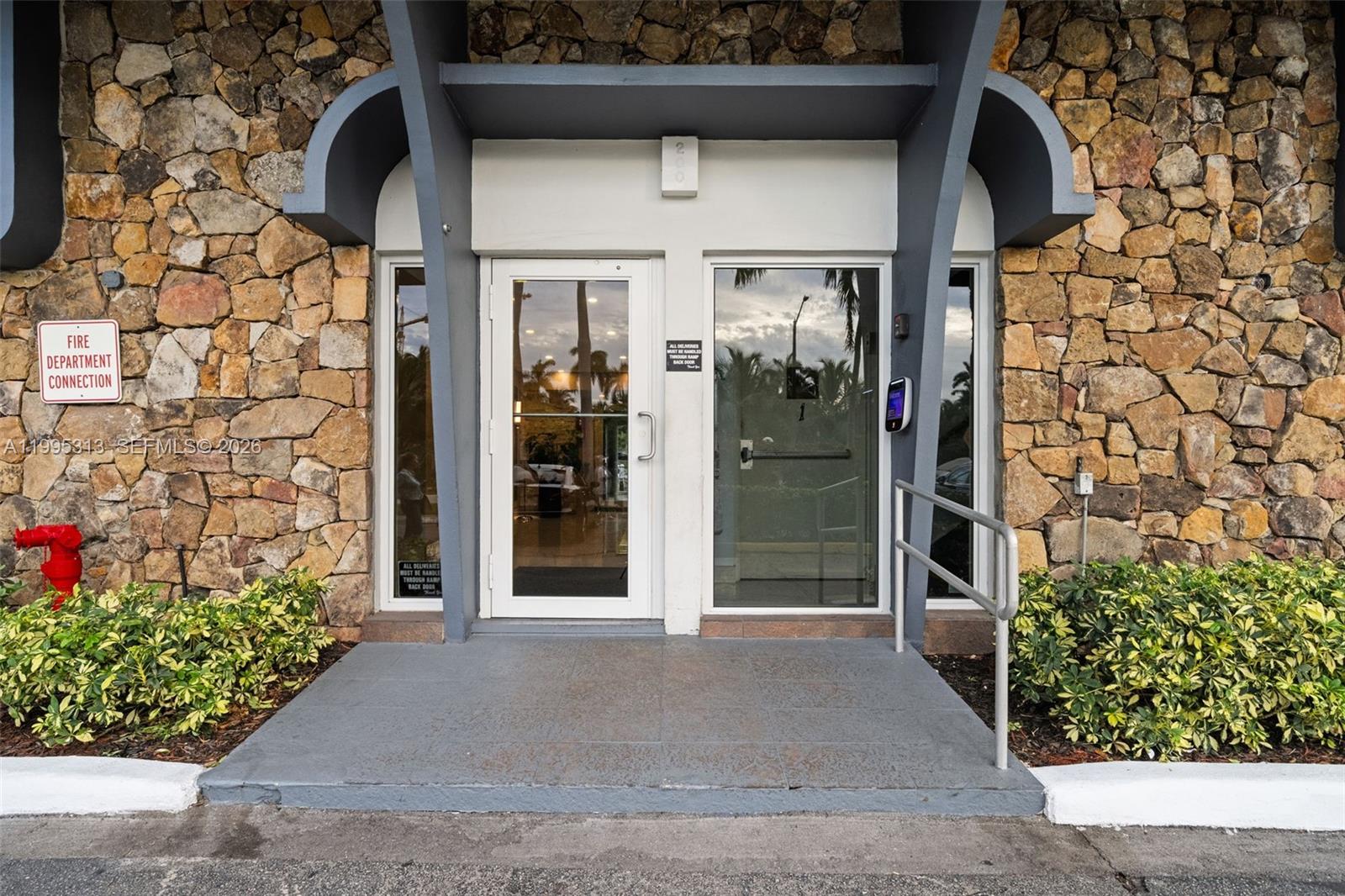 200 Diplomat Pkwy 732