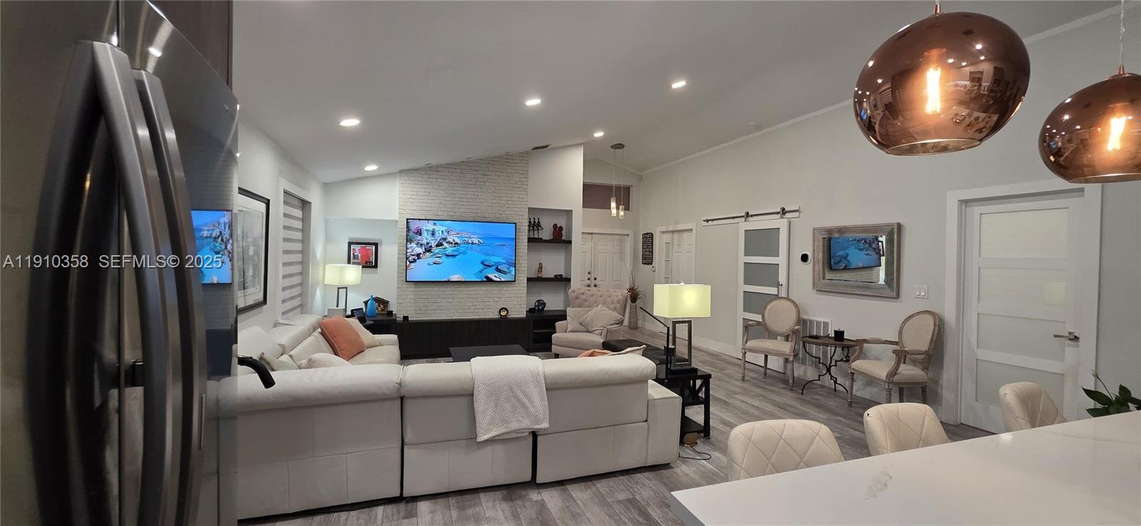 HOLLYWOOD GARDENS - Residential