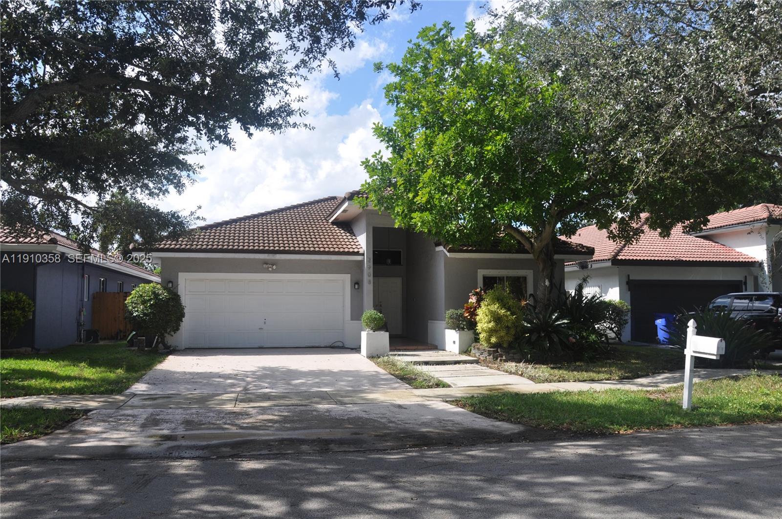 HOLLYWOOD GARDENS - Residential