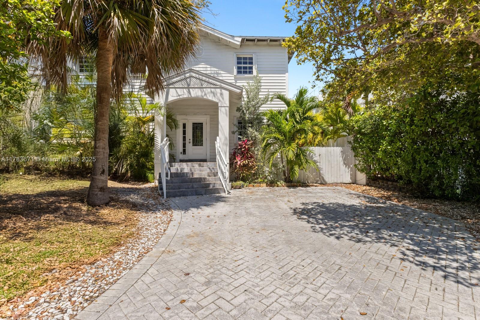 Rental Property at 442 Fernwood Rd 442, Key Biscayne, Miami-Dade County, Florida - Bedrooms: 3 
Bathrooms: 3  - $12,500 MO.