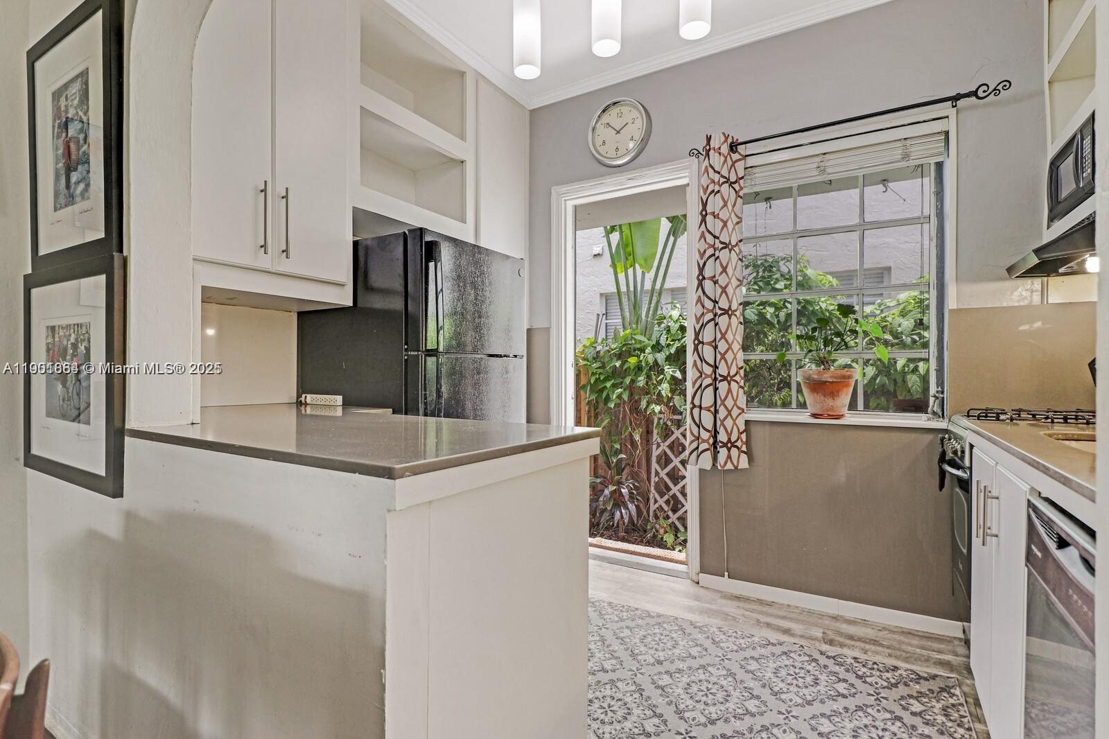 THE VINTAGE EAST CONDO - Residential