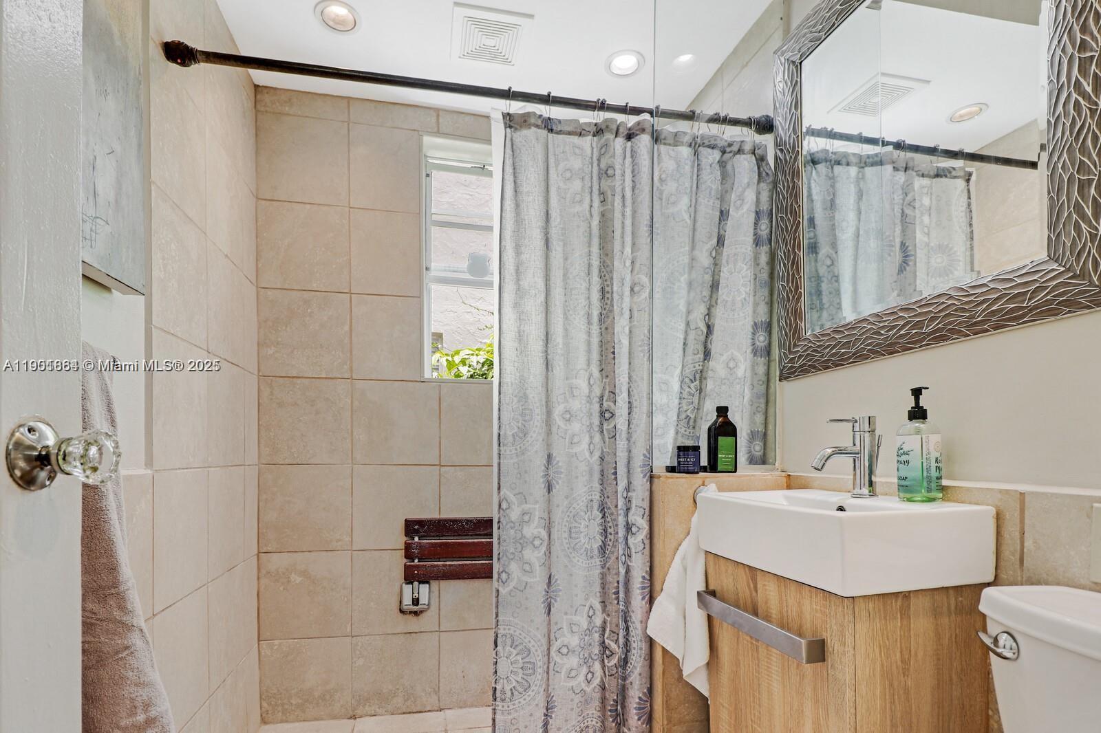 THE VINTAGE EAST CONDO - Residential