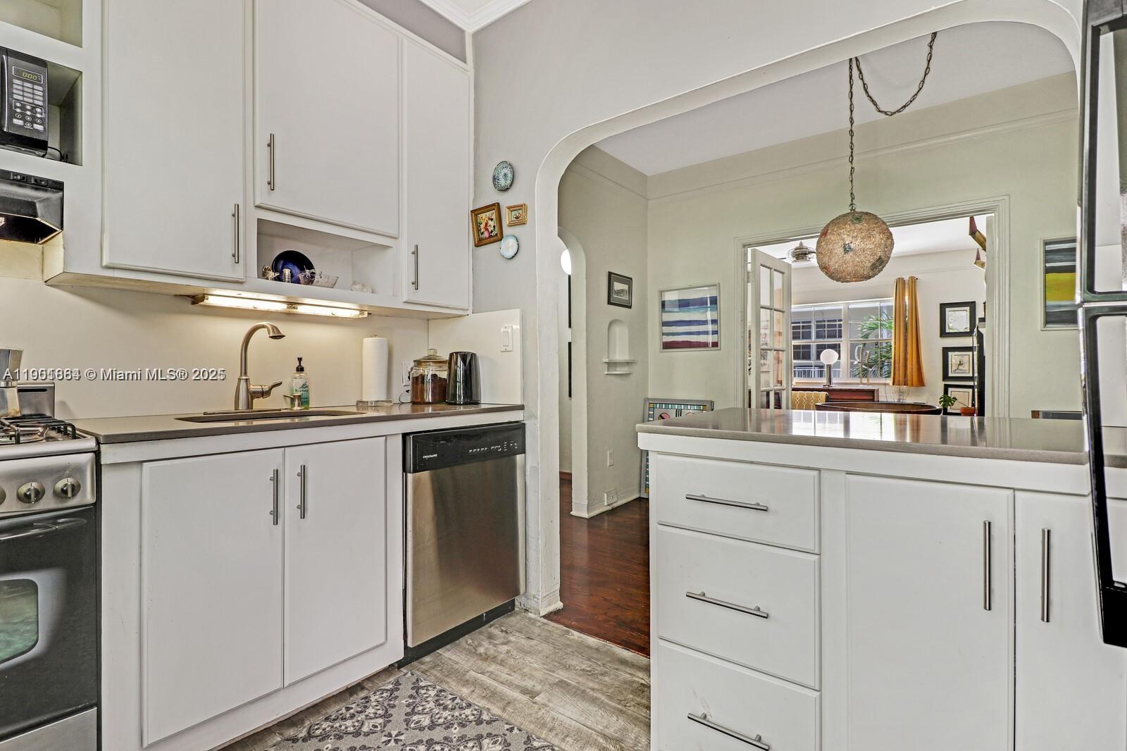 THE VINTAGE EAST CONDO - Residential