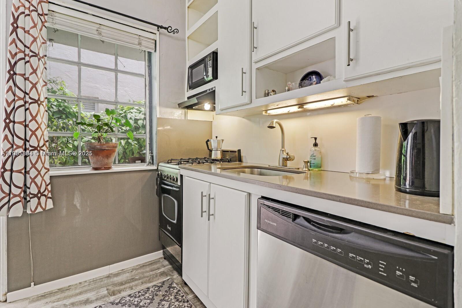 THE VINTAGE EAST CONDO - Residential