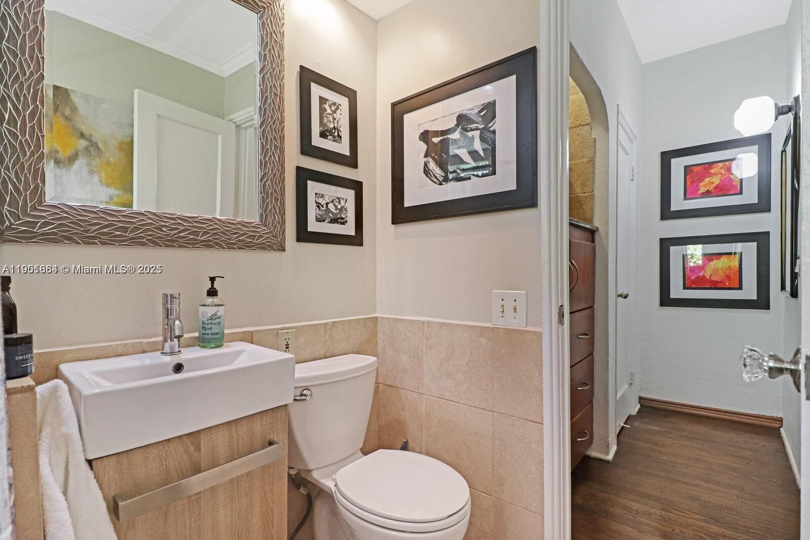 THE VINTAGE EAST CONDO - Residential