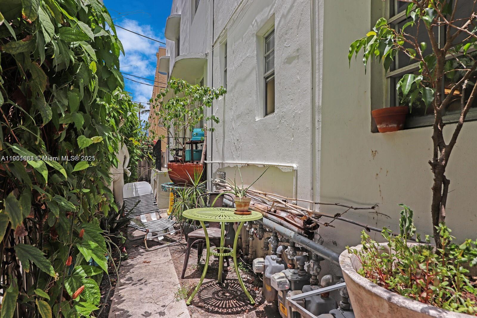 THE VINTAGE EAST CONDO - Residential