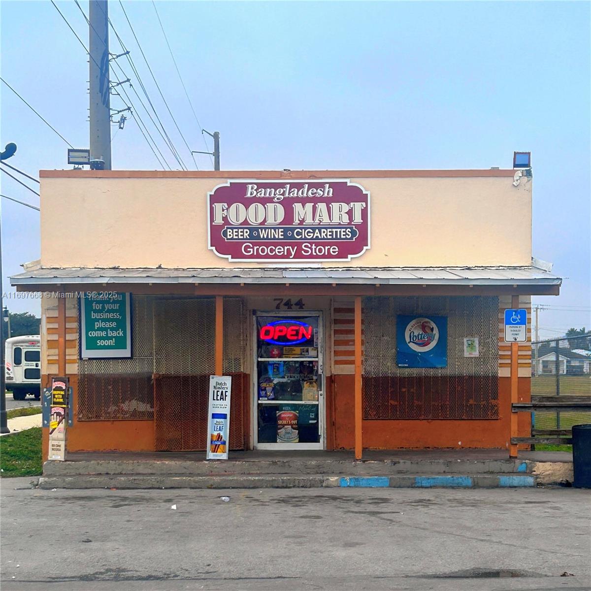 Profitable Convenience Store FOR SALE in HOMESTAED this retail space comes fully equip and Turnkey to begin operating immediately. High Traffic Area, Low Rent and lots of Potential. A license to sell beer, wine, cigarettes and lottery is included. Property also includes a Walk-In Refrigerator, 14 Refrigerators, 1 Ice Cream Freezer, 1 Meet Refrigerator, 4 Slot Machines, 1 Indoor Ice Merchandiser and 1 ATM. Inventory Available.
