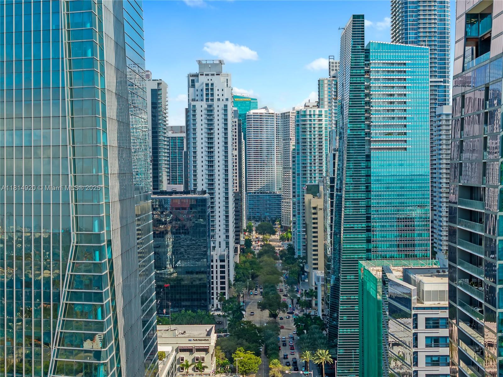 AMAZING VIEWS OF THE BRICKELL CORRIDOR & THE BAY !! VERY CONFORTABLE STUDIO LOCATED IN THE POPULAR "1060 BRICKELL AVENUE" RIGHT IN THE HEART OF BRICKELL, STEPS AWAY FROM MARY BRICKELL VILLAGE, BRICKELL CITY CENTRE, RESTAURANT, SHOPS AND NIGHTLIFE. SEE VIRTUAL TOUR.
THE BUILDING OFFERS MULTIPLE AMENITIES INCLUDING A POOL, GYM, GOLF SIMULATOR, AMONG OTHERS.