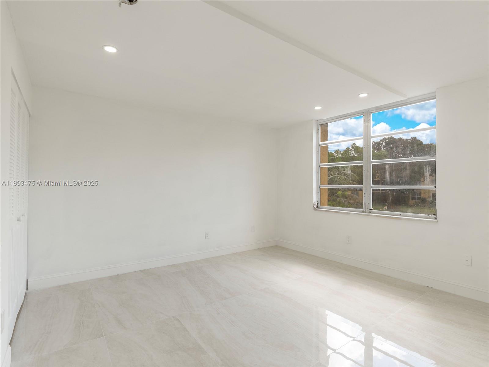 FOXCROFT APTS INC CONDO - Residential Lease