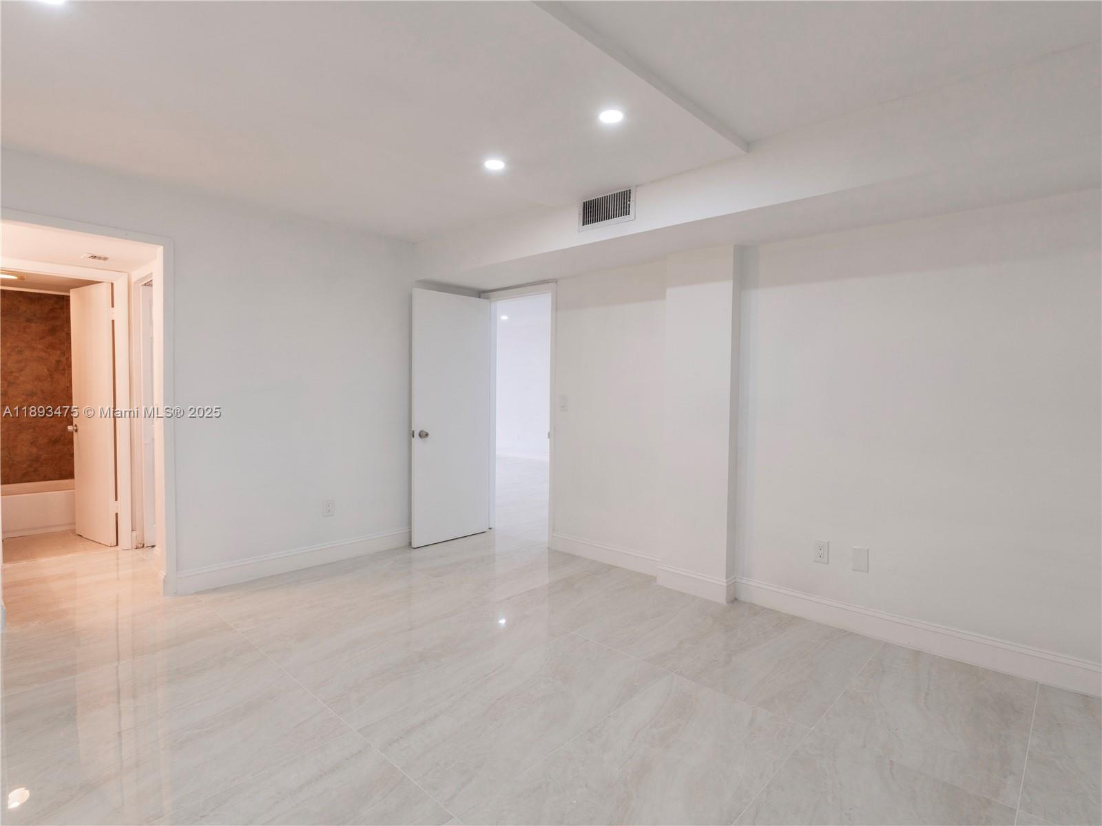 FOXCROFT APTS INC CONDO - Residential Lease
