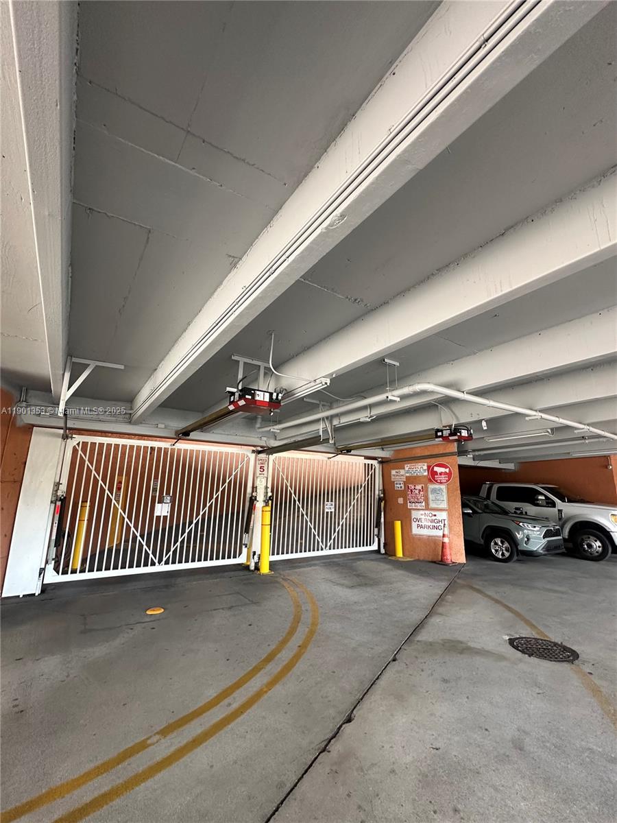 PRESIDENTIAL CORNERS COND - Residential