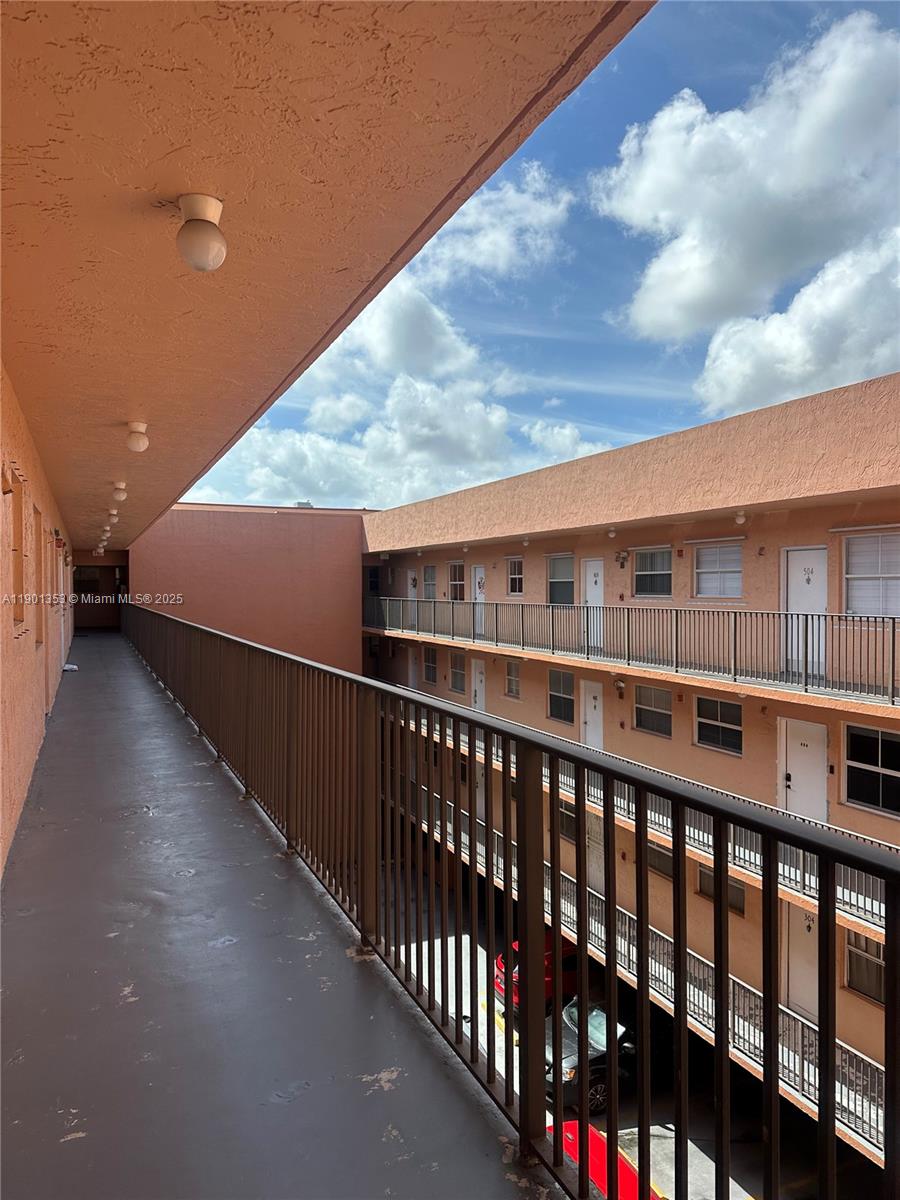 PRESIDENTIAL CORNERS COND - Residential