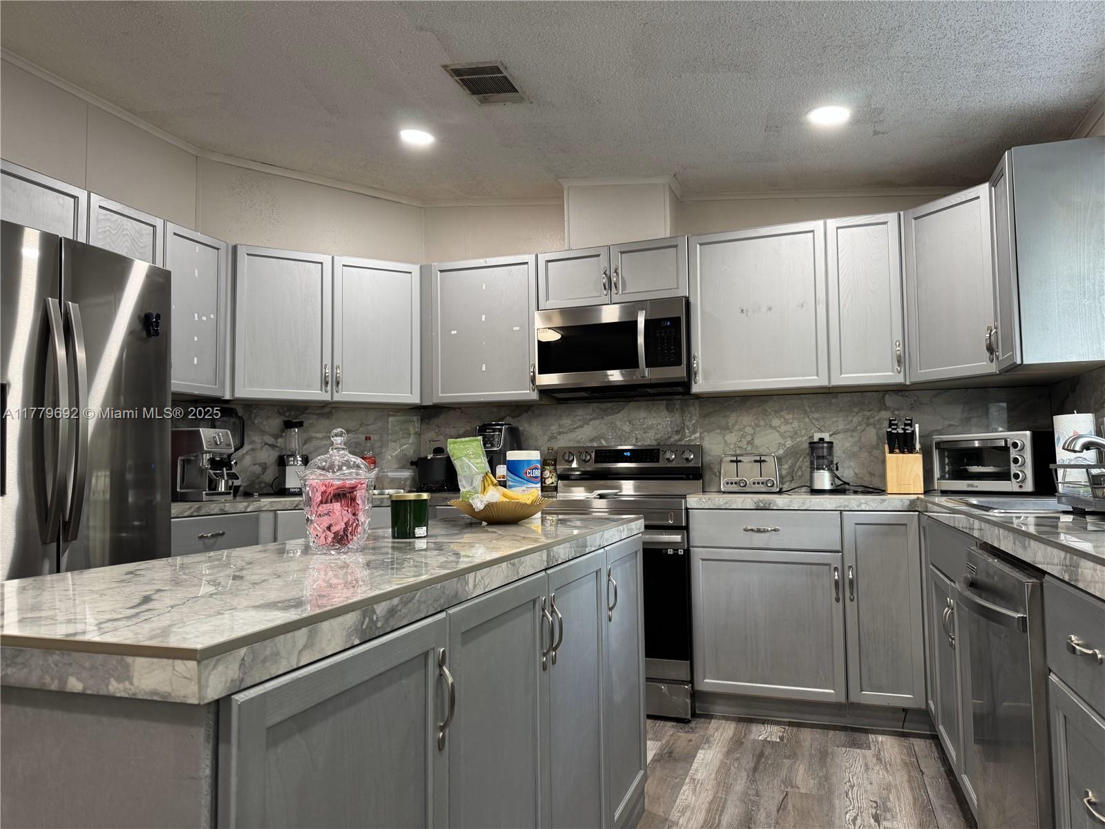 19800 SW 180th Ave unit 425, Miami, FL, 33187/$278,000 3 19800 SW 180th Ave unit 425