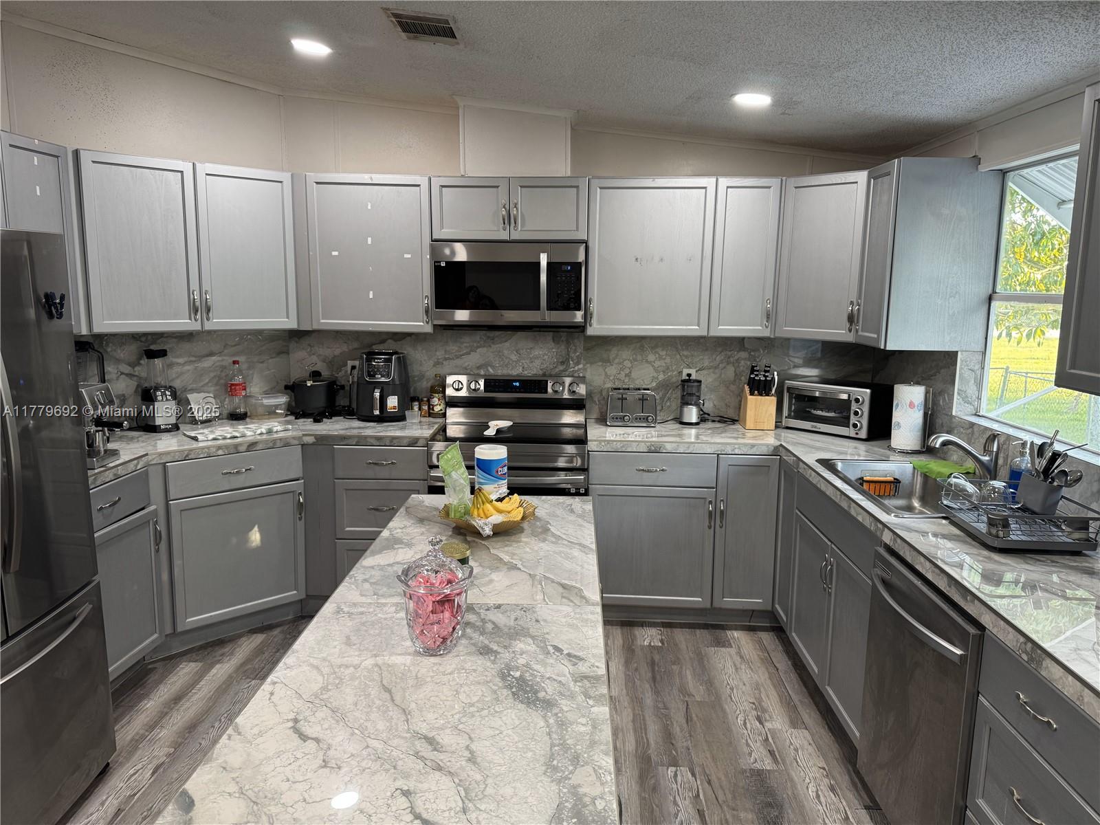 19800 SW 180th Ave unit 425, Miami, FL, 33187/$278,000 2 19800 SW 180th Ave unit 425