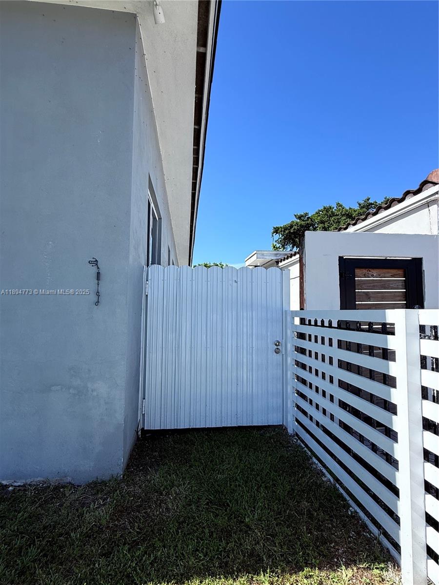GRAPELAND HEIGHTS - Residential Lease