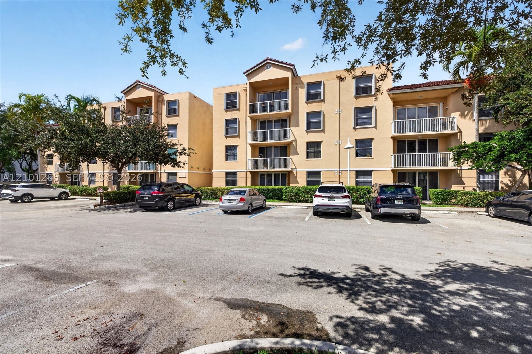 529 E Sheridan St 3041, Dania Beach, FL, 33004/$349,000 2 529 E Sheridan St 3041