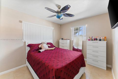 Single Family Residence in Miami Gardens FL 3970 195th St St 9.jpg