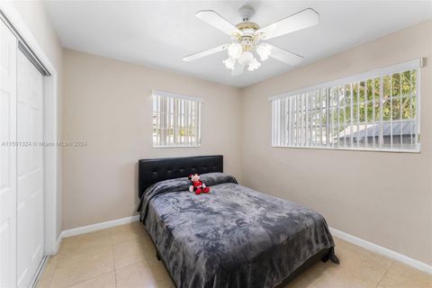 Single Family Residence in Miami Gardens FL 3970 195th St St 12.jpg