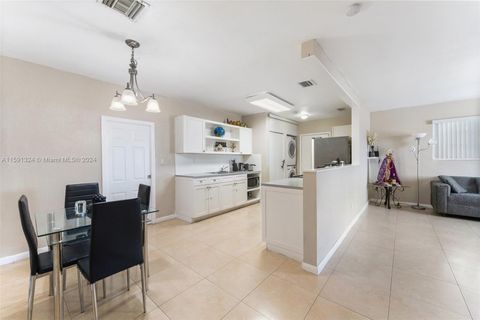 Single Family Residence in Miami Gardens FL 3970 195th St St 5.jpg