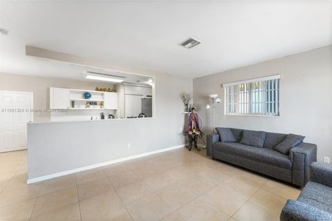 Single Family Residence in Miami Gardens FL 3970 195th St St 2.jpg