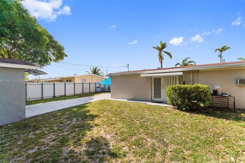 Single Family Residence in Miami Gardens FL 3970 195th St St 19.jpg