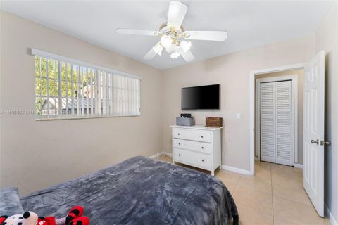 Single Family Residence in Miami Gardens FL 3970 195th St St 13.jpg