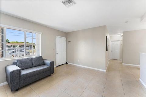 Single Family Residence in Miami Gardens FL 3970 195th St St 4.jpg