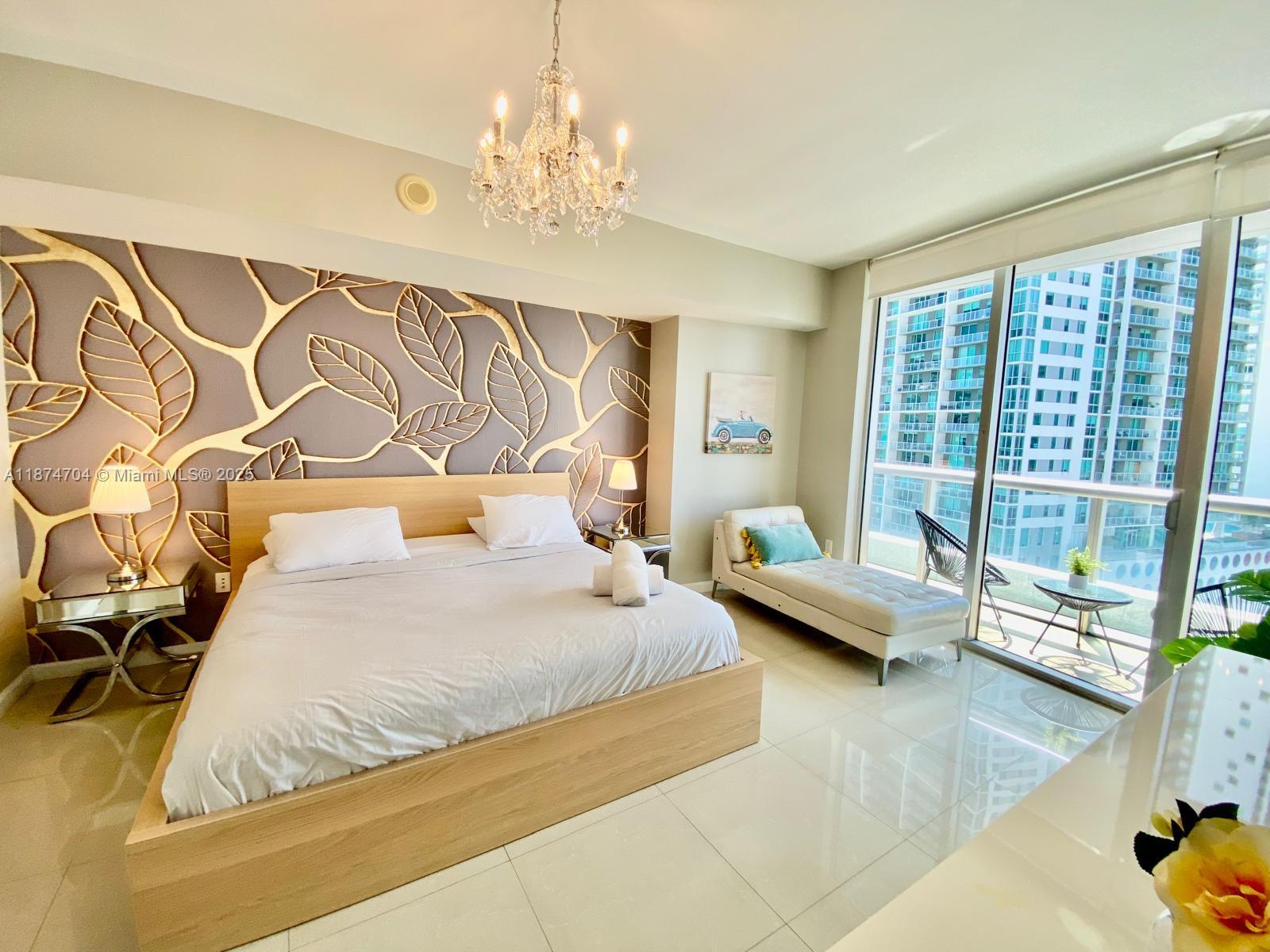 Spectacular, modern, fully furnished one-bedroom, one-bathroom apartment at ICON Brickell, featuring stunning views of Brickell. Unbeatable location, close to the best restaurants, Miami's vibrant nightlife, and the exclusive Brickell City Center with its luxury shopping. Ideal for living and socializing. Enjoy premium amenities and a comfortable urban lifestyle in one of Miami's most desirable locations.