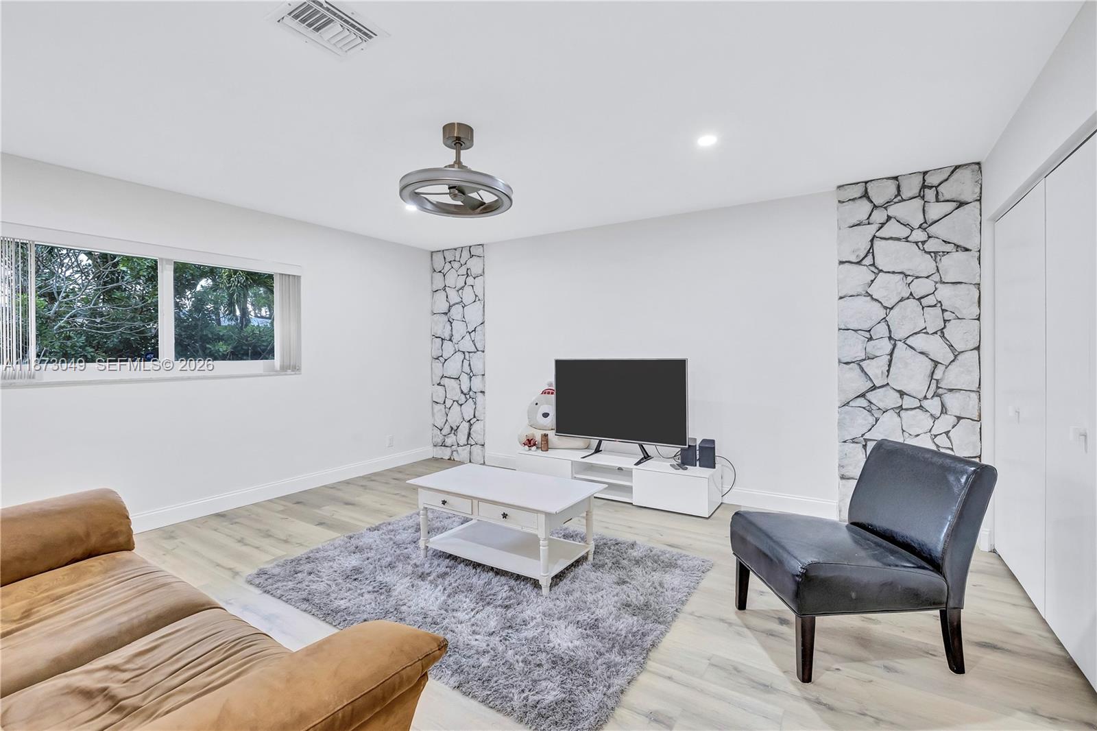 CENTRAL GOLF SEC OF HOLLY - Residential