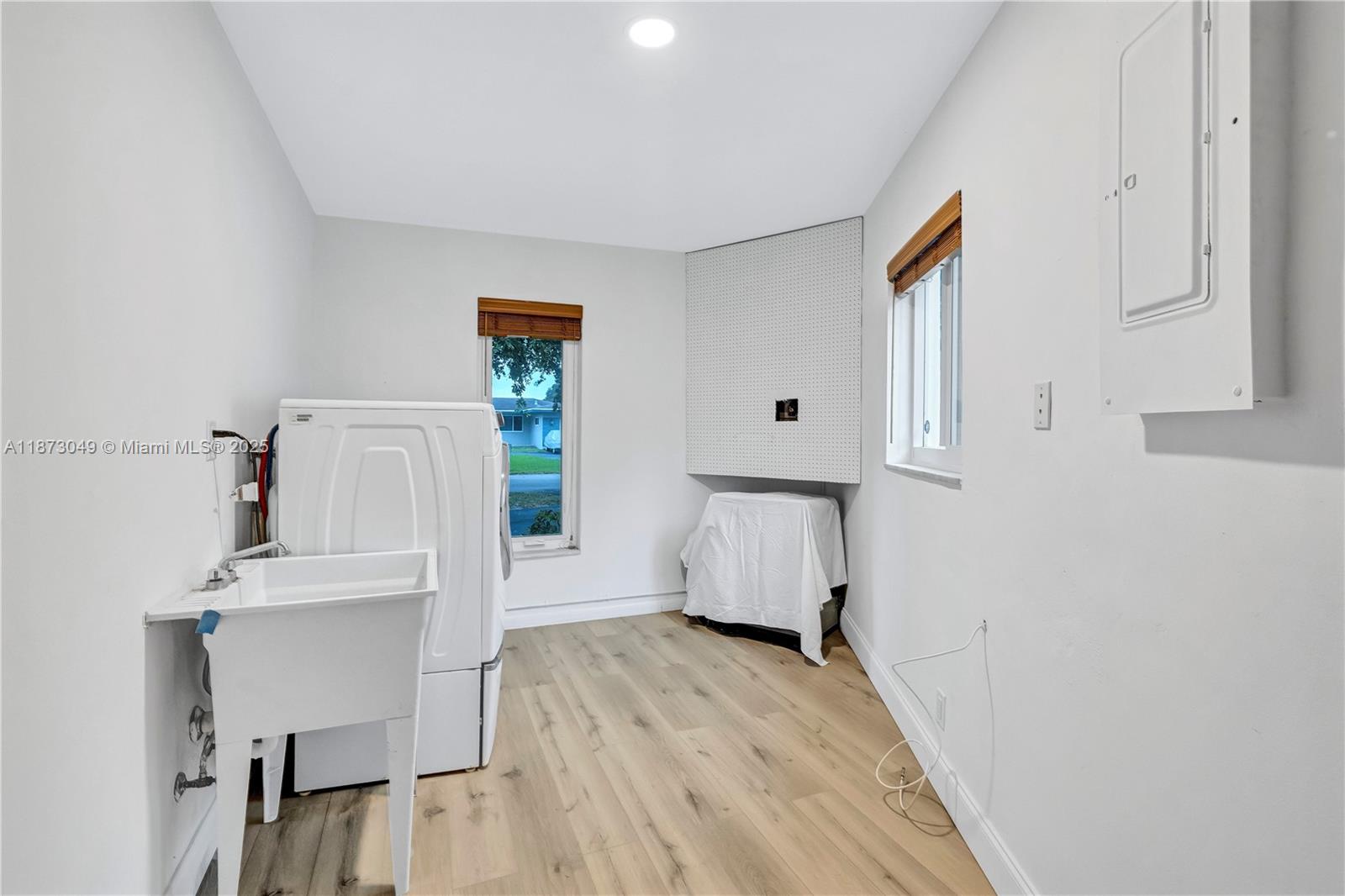 CENTRAL GOLF SEC OF HOLLY - Residential