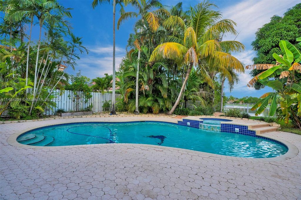 Photo of 362 Lake Crest Ct, Weston, FL 33326 (MLS # A11484994)