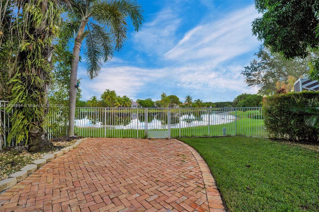 Photo of 362 Lake Crest Ct, Weston, FL 33326 (MLS # A11484994)