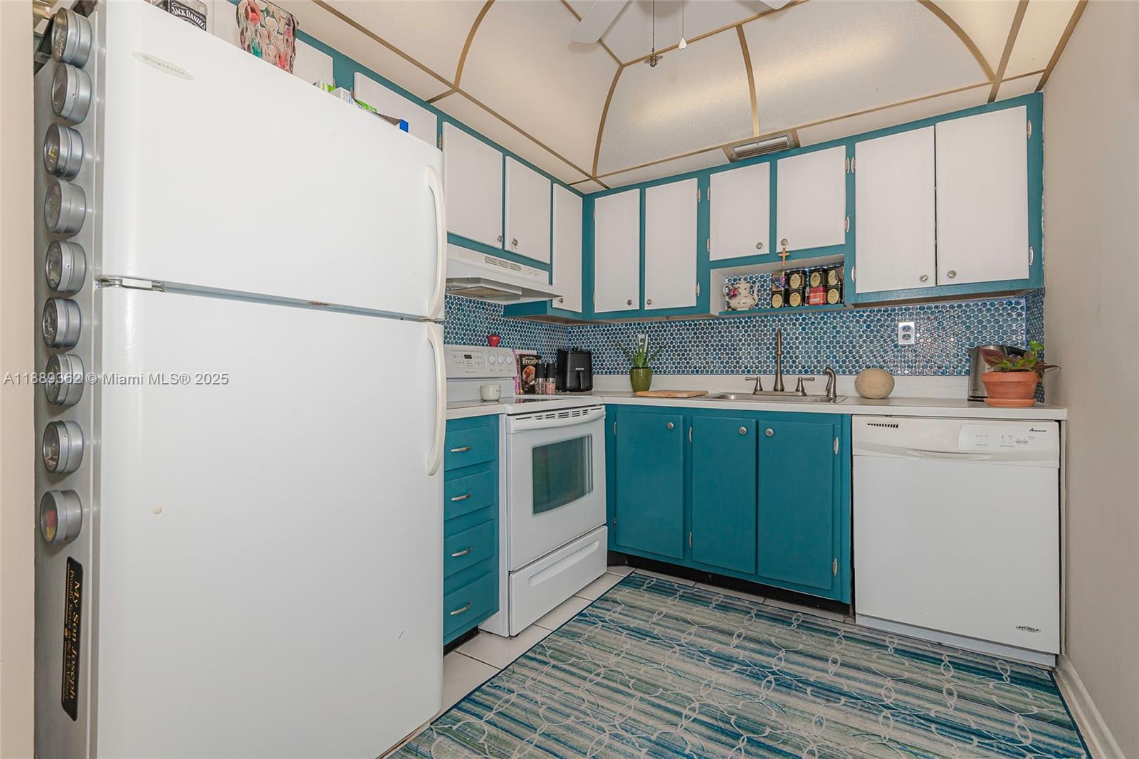 KINGS POINT BURGUNDY COND - Residential