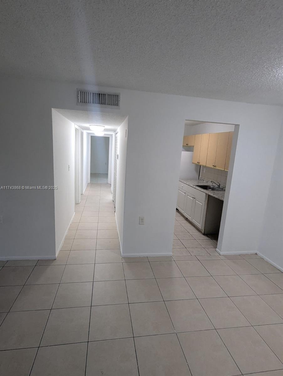 Magnificent 3 Bed/ 2 Baths at the ST ANDREWS PALM BEACH CONDO ceramic floor, Refrigerator, Diswasher, Stove, Microwave, community pool, Gym, Great Location.