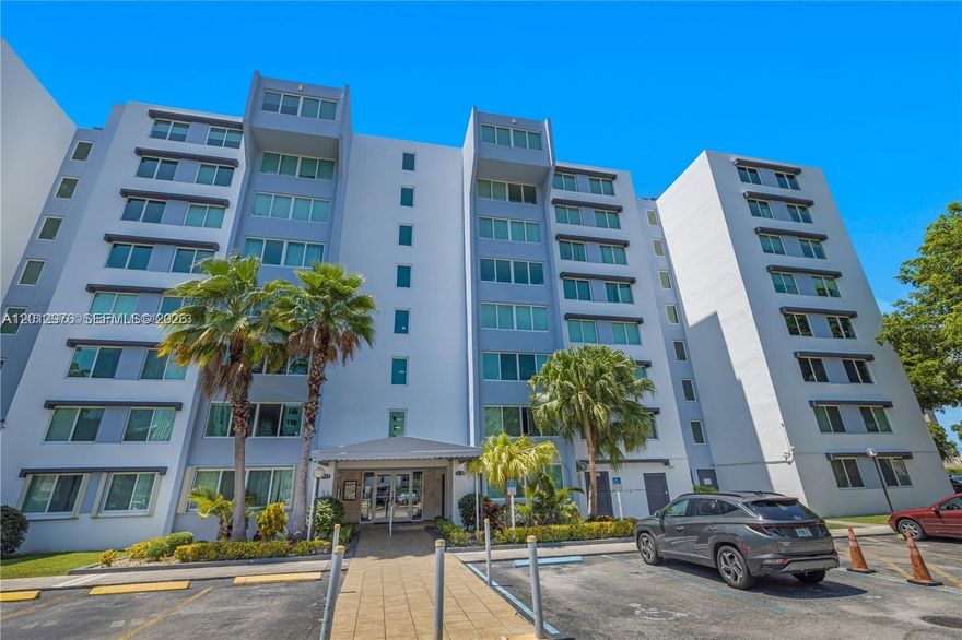 3/2 Dadeland Mall neighborhood Penthouse corner unit overlooking the cityscape. Access to a top-rated K-8 school within walking distance as well as shops, restaurants and bars. Building has been upgraded with Air-conditioned Hallways, Impact resistant windows, new roof and exterior paint. No other Condominium of its era and in the area has invested so much into its community