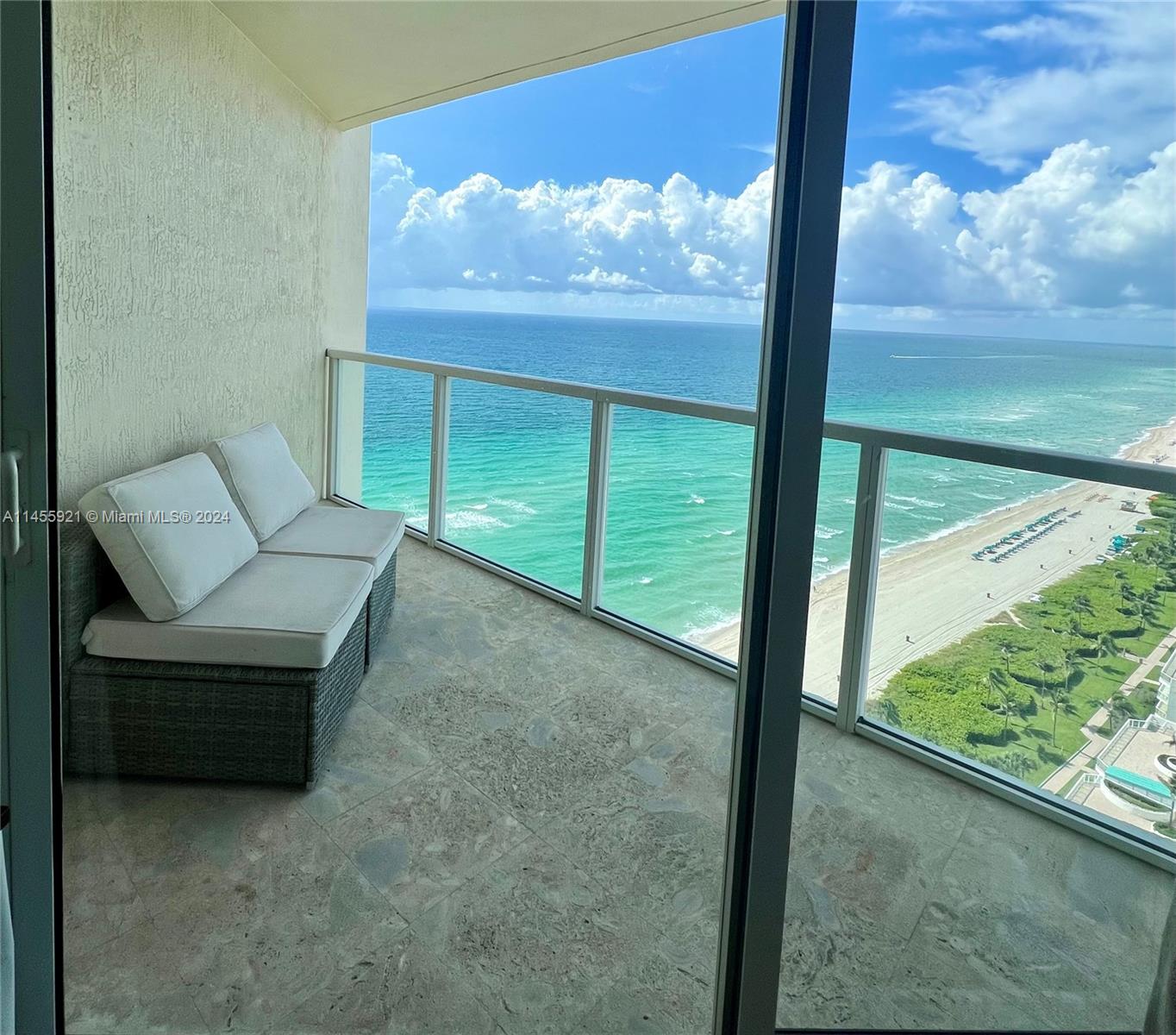 LA PERLA CONDO - Residential Lease