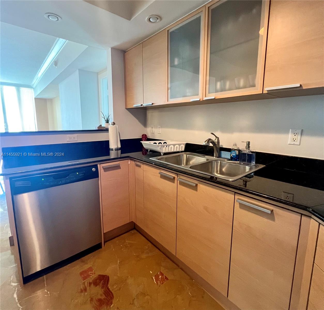 LA PERLA CONDO - Residential Lease