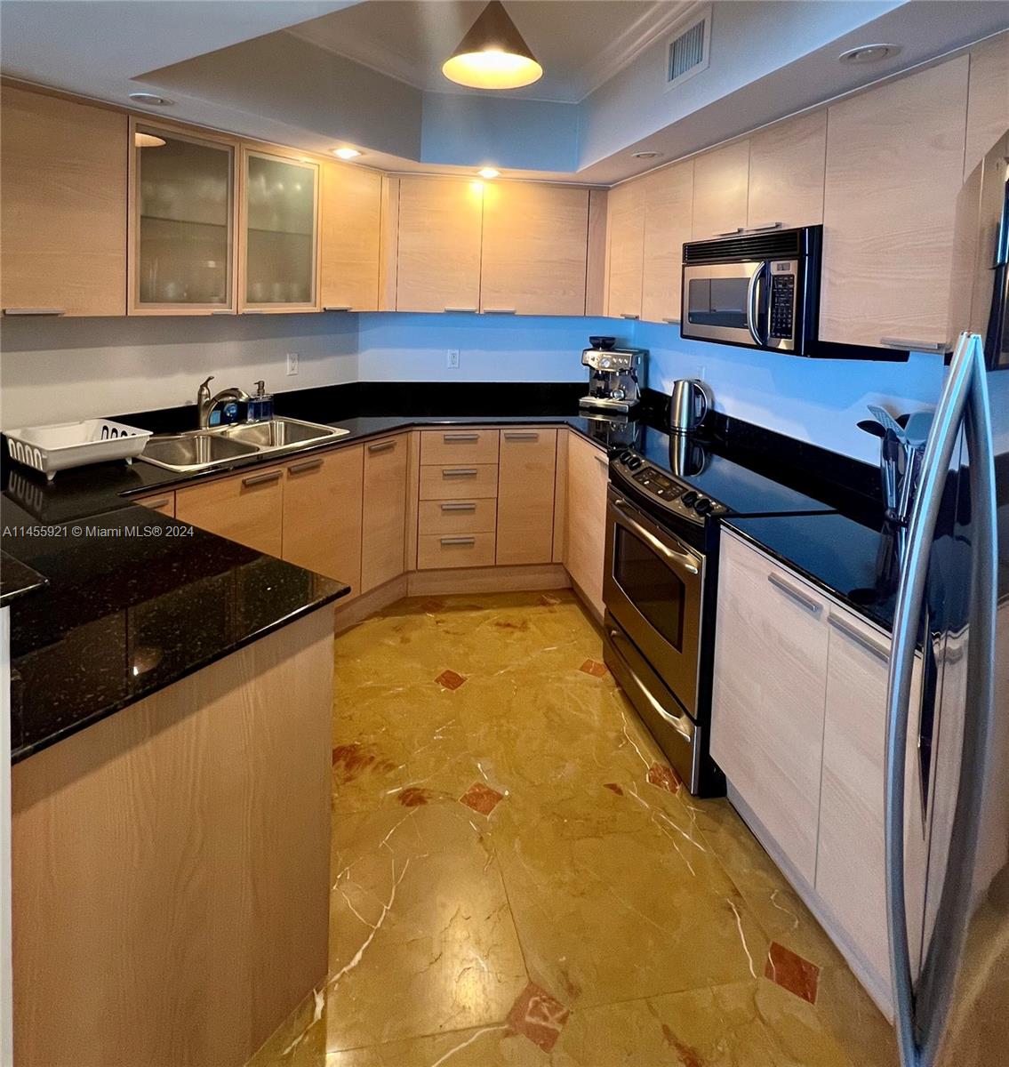 LA PERLA CONDO - Residential Lease