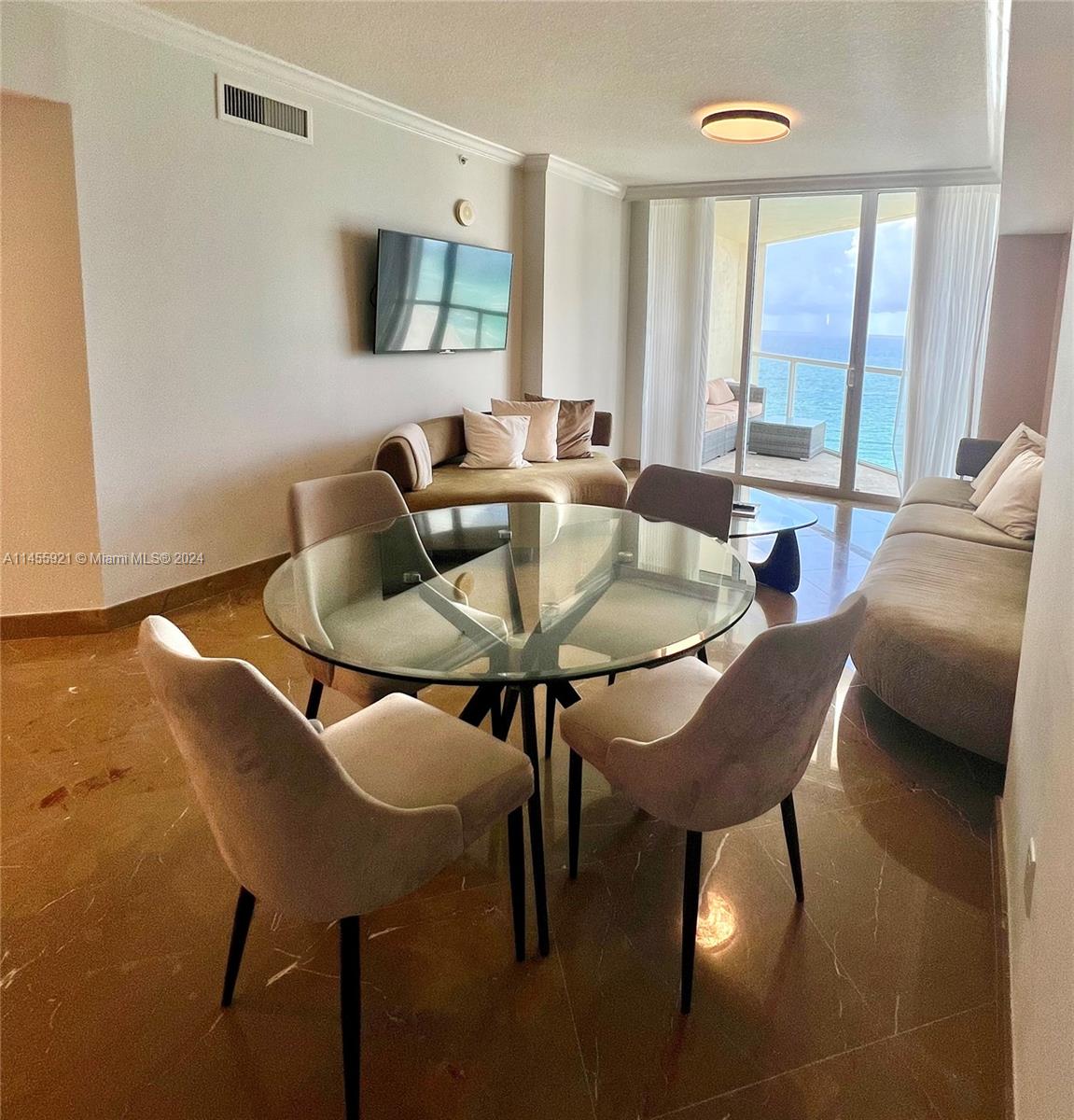 LA PERLA CONDO - Residential Lease