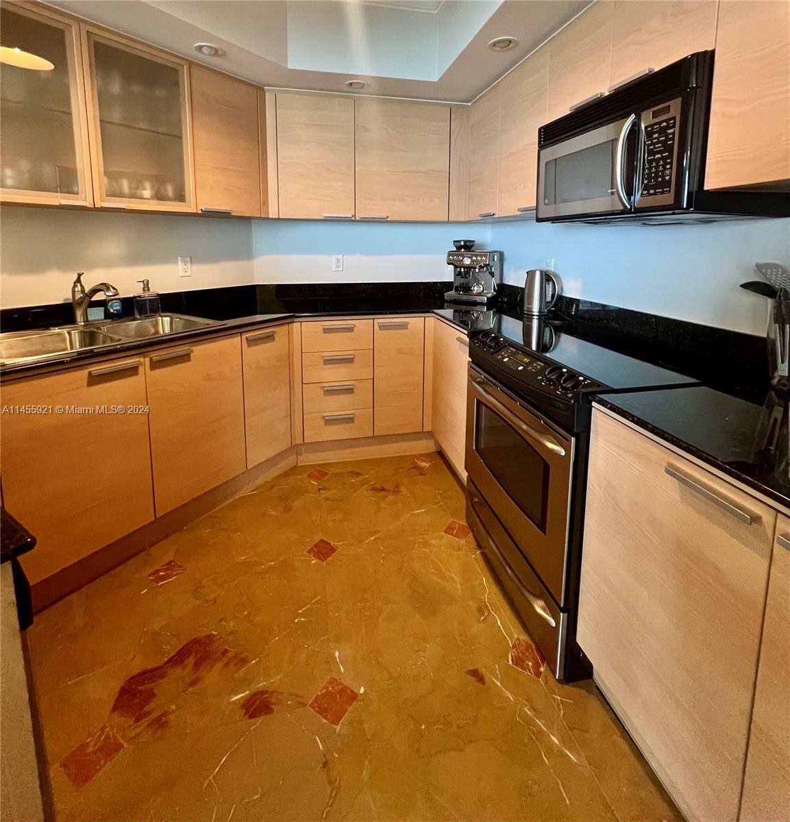 LA PERLA CONDO - Residential Lease