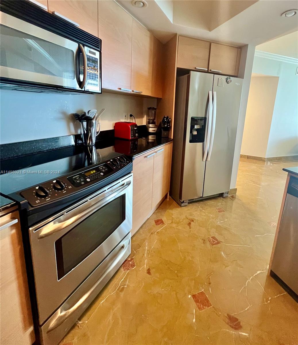 LA PERLA CONDO - Residential Lease