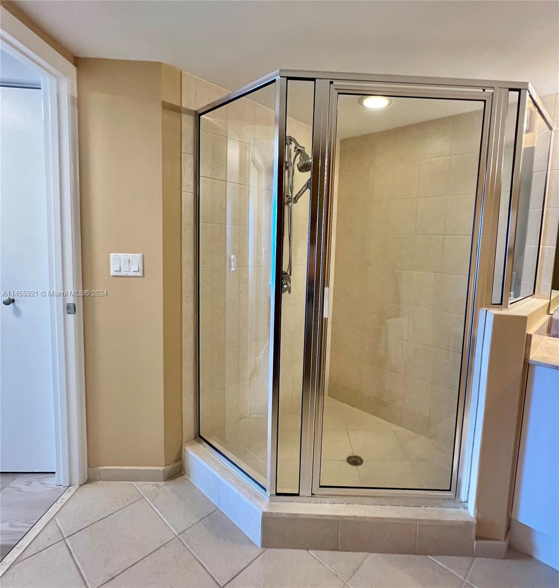 LA PERLA CONDO - Residential Lease