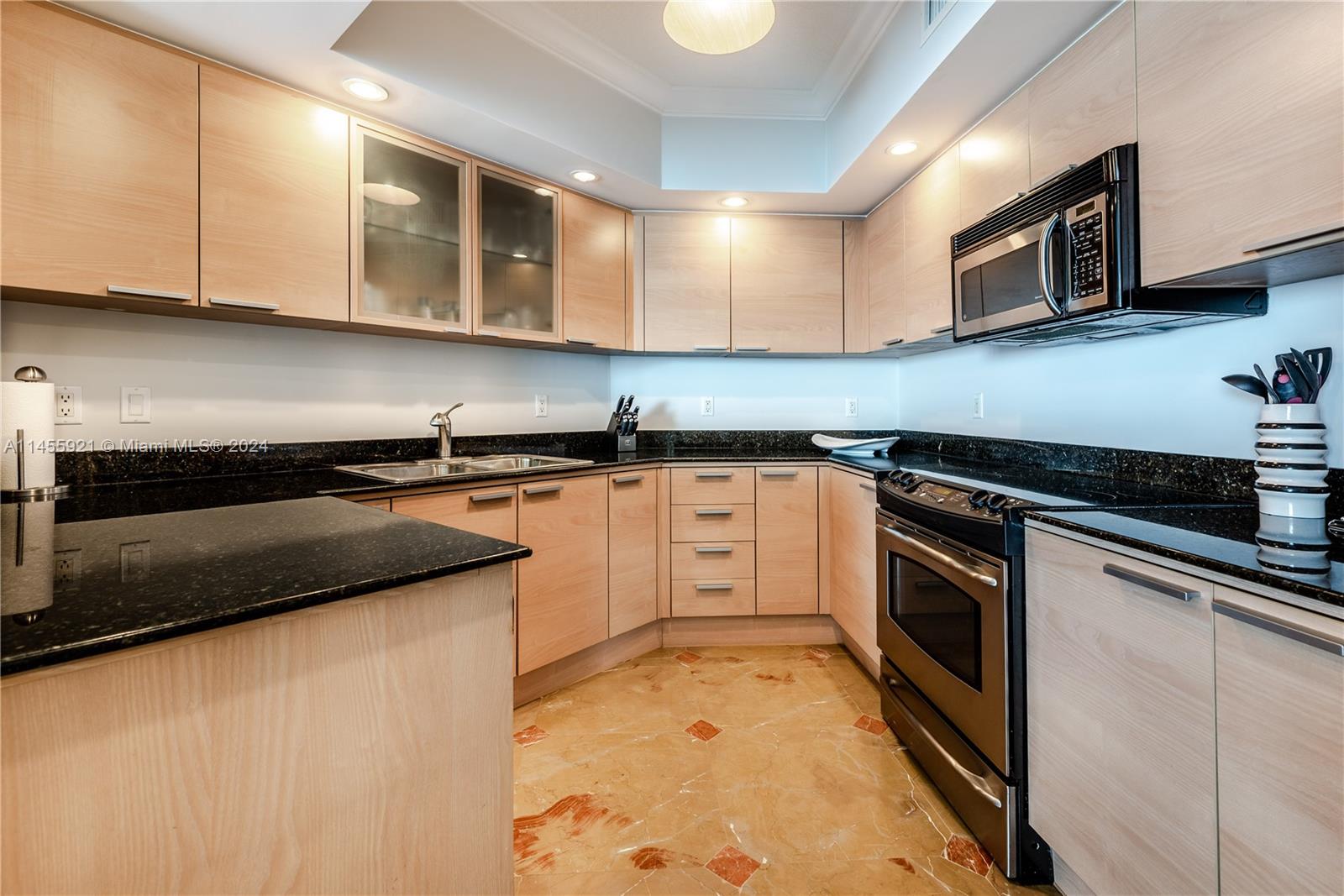 LA PERLA CONDO - Residential Lease