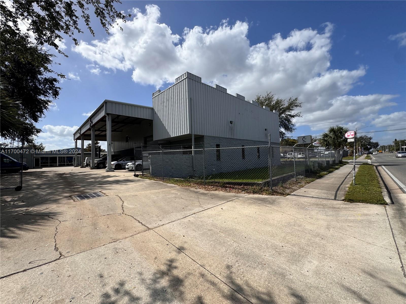 Wilshire Advisory Group is excited to present a 13,257 SF single-tenant NNN industrial property, currently leased to Spiffy, Inc., located in the dynamic Orlando Airport/Edgewood submarket.
Situated just north of Orlando International Airport (MCO), the property offers exceptional connectivity to State Road 528 and the Florida Turnpike. The tenant, Get Spiffy, Inc., is a rapidly expanding company now operating in 38 U.S. markets. Backed by strong corporate support, Spiffy has raised $32 million in growth funding, including an additional $10 million secured on March 16, 2022. Positioned as a premier provider in the mobile automotive care and maintenance sector, Spiffy is well-positioned to capitalize on an industry projected to reach $250 billion by 2026.
