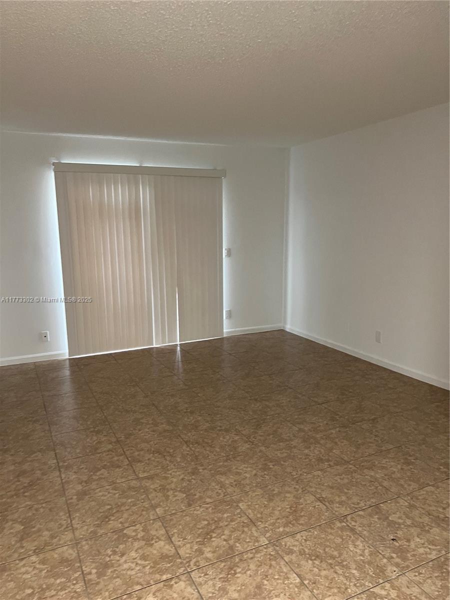 INVESTORS!!! Wonderful unit 1 bedroom and 1 bath. The unit is rented for $1550, very good tenant, until august 14 2025. Fantastic well managed complex, E of I95, Close to outlet mall and downtown.
Please don;t disturb the tenant.