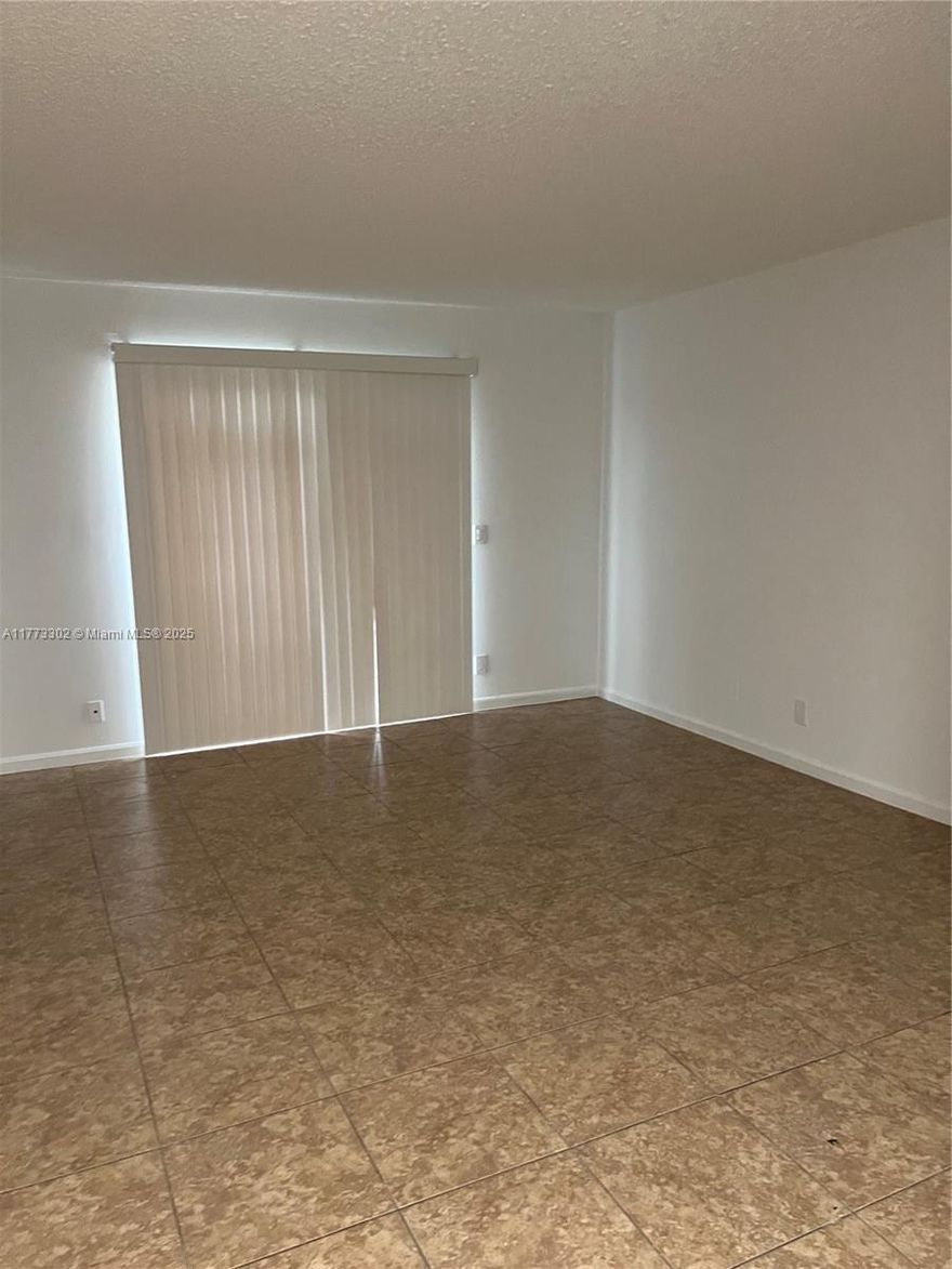 INVESTORS!!! Wonderful unit 1 bedroom and 1 bath. The unit is rented for $1550, very good tenant, until august 14 2025. Fantastic well managed complex, E of I95, Close to outlet mall and downtown.
Please don;t disturb the tenant.
