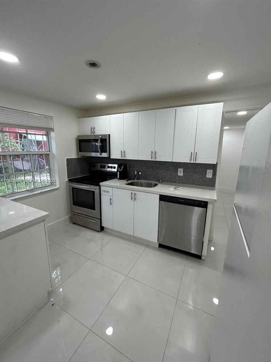 Super NICE and remodeled 3 bedroom, ground level apt, in Wynwood Norte. Will not last.