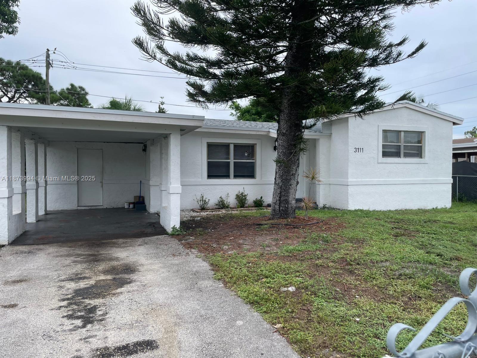 Adorable single family 2/1 home, large yard, new roof 2025 ,water heater 2023 , washer and dryer , renovated kitchen, new floor , excelente location.