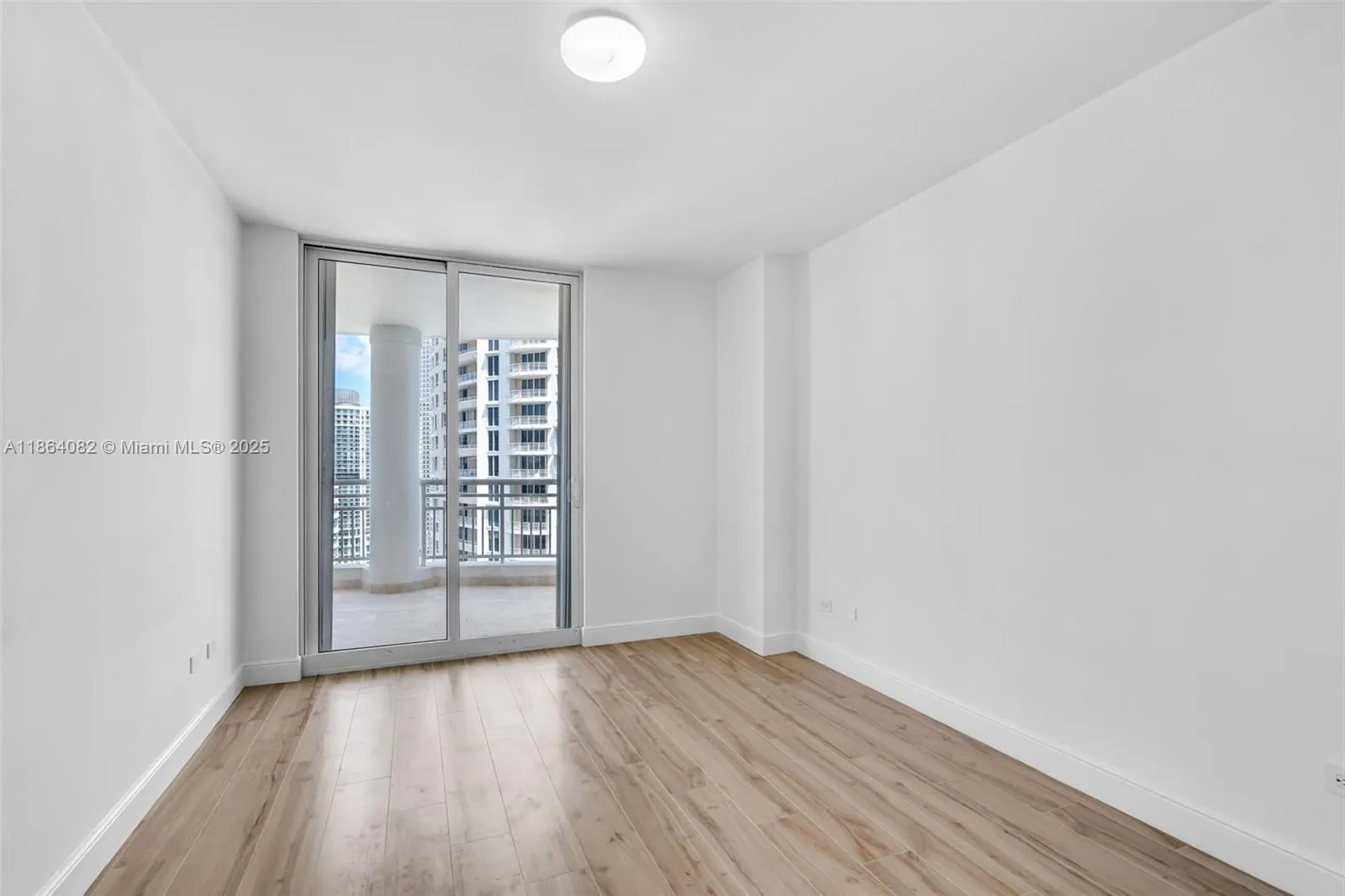 Miami, Florida 33131, United States, 2 Bedrooms Bedrooms, ,3 BathroomsBathrooms,Residential,Active,197939